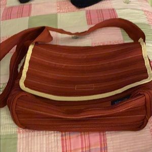 Super fun zip it messenger bag like new